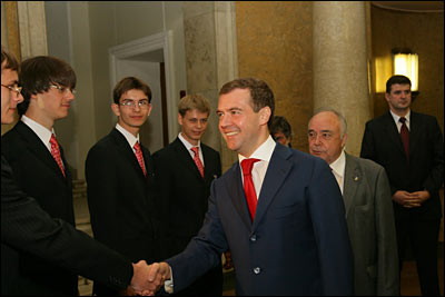 Д.А. Медведев с командой России на Международной химической олимпиаде школьников в Москве