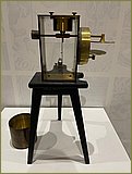 Электроскоп П.Кюри из лаборатории Н.Д.Зелинского (начало XX века)