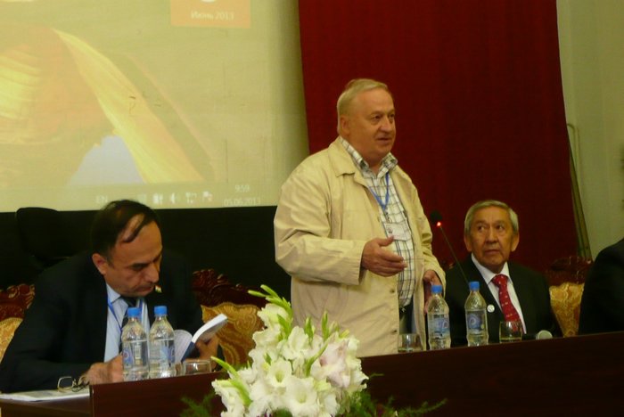 А.Б.Зезин выступает на Открытии конференции