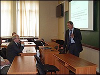Профессор Валиев Р.З. и академик Хохлов А.Р. во время семинара