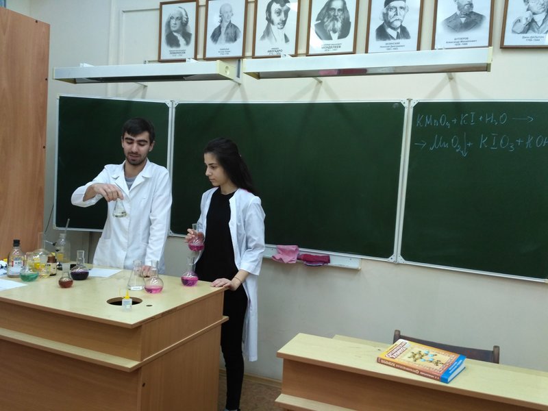 Студент VI курса Эльдар Магоммедов ведет урок в школе №1862