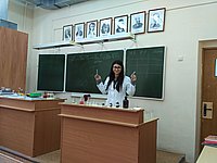 Студентка VI курса Екатерина Алания ведет урок в школе №1862