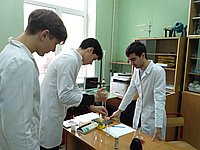 Студент VI курса Эльдар Магоммедов ведет практическую работу в школе №1862