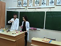 Студент VI курса Эльдар Магоммедов ведет урок в школе №1862