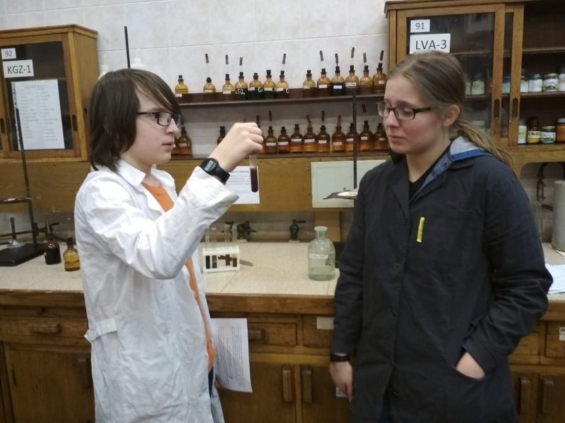 Студентка 6 курса Ксения Брилинг // принимает практическую работу в «Школе юного химика»
