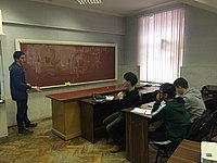 Студент 6 курса Дмитрий Засухин ведет семинарское занятие в ИРЯиК