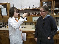 Студентка 6 курса Ксения Брилинг // принимает практическую работу в «Школе юного химика»