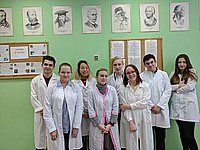 Студентка 6 курса Евгения Ондар и // старшеклассники школы №2065 в кабинете химии