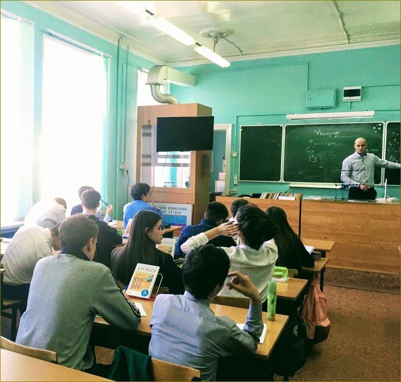 Студент VI курса Никита Мареев проводит урок в СОШ №5 г. Климовска