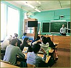 Студент VI курса Никита Мареев проводит урок в СОШ №5 г. Климовска