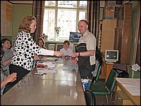 Руководитель подсекции Т.В.Богатова вручает диплом 1 степени Андрею Нарскому
