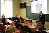 Декан Химического факультета академик Валерий Васильевич Лунин открыл пленарное заседание секции "Химия" конференции "Ломоносов-2011"
