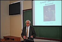 Выступает профессор Э.А.Караханов с докладом, посвященным юбилею Н.Д.Зелинского
