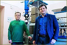 Заведующий лабораторией электронографии кафедры физической химии Химического факультета МГУ // д.х.н. Игорь Шишков (слева) и зав.кафедрой физической химии, д.х.н. Алексей Горюнков (справа) // на фоне модифицированного электронографа ЭГ-100М // Автор фото: Александра Кучерова/пресс-служба химического факультета МГУ