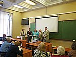 Книги были вручены представителям библиотеки и Музея истории МПГУ. На снимке слева направо: директор библиотеки МПГУ И.В.Лиханова, директор Музея истории МПГУ В.Ю.Борисов, доцент химфака МГУ Т.В.Богатова, декан химфака МГУ акад. В.В.Лунин, проректор МПГУ проф. А.В.Лубков
