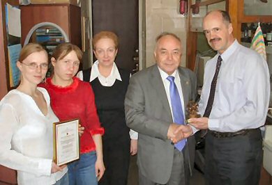 Декан химического факультета МГУ имени М.В. Ломоносова, академик РАН В.В. Лунин поздравляет лауреатов