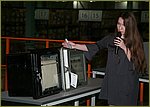 Арина Фурман поясняет особенности конструкции // промышленного автоматического хроматографа ХПА-2