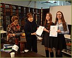Вручение сертификатов участницам конференции: // Арине Фурман и Екатерине Матиевской