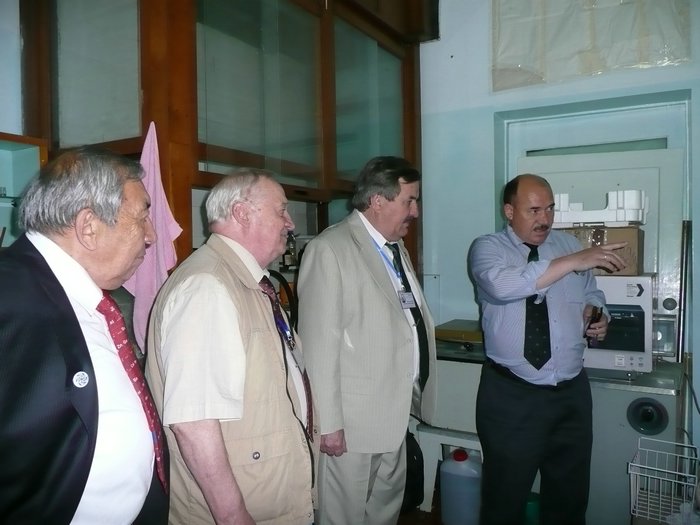 акад. АНРТ Д.Х.Халиков, чл.-корр.РАН А.Б.Зезин, чл.-корр.РАН З.Р.Исмагилов и проф. З.К.Мухидинов в лаборатории Института химии им.В.И.Никитина г. Душанбе