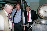акад. АНРТ Д.Х.Халиков, чл.-корр.РАН А.Б.Зезин, проф. З.К.Мухидинов в лаборатории Института химии им.В.И.Никитина г. Душанбе