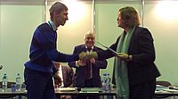 Вице-Президент ИЮПАК Н.П.Тарасова вручает дипломы и подарки победителю 3го Всероссийского конкурса работ молодых ученых по зеленой химии Михаилу Хризанфорову.