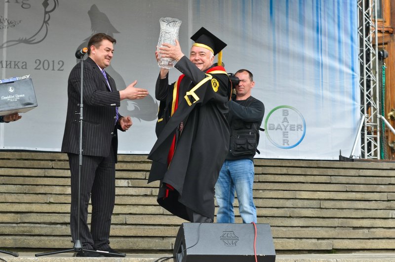 Гости, поздравления  и представление на ступенях