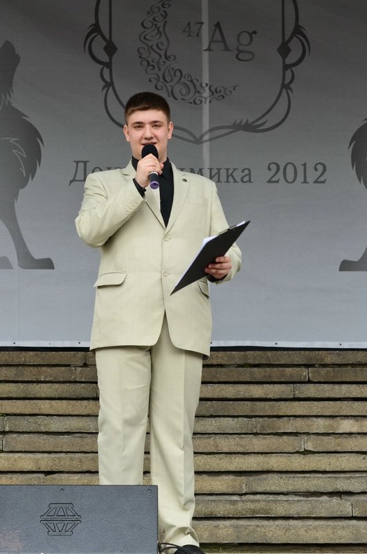 Гости, поздравления  и представление на ступенях