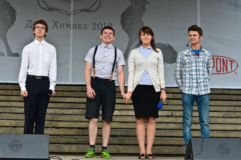 Гости, поздравления  и представление на ступенях