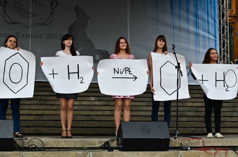 Гости, поздравления  и представление на ступенях