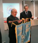 Министр науки и образования РФ А.А.Фурсенко передает знамя Международной химической олимпиады Ректору МГУ академику В.А.Садовничему