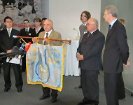 Знамя в руках у Президента 39-ой Международной олимпиады школьников академика, декана Химического факультета МГУ В.В.Лунина