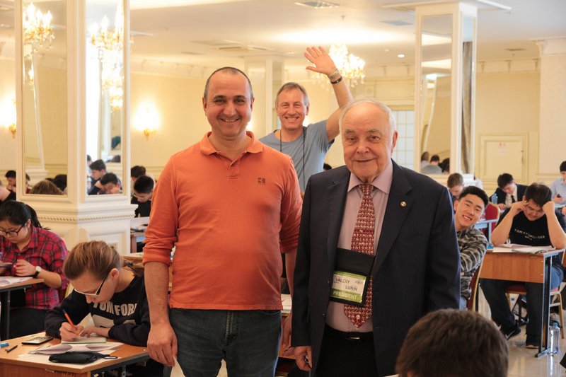 Профессор В.Г.Ненайденко и академик В.В.Лунин