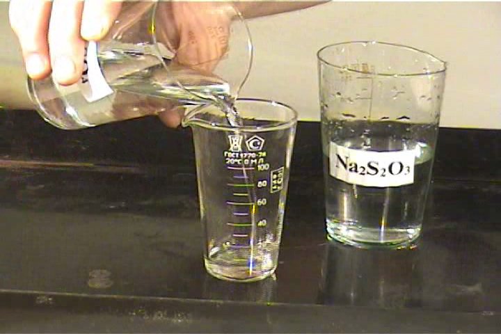 Раствор na2s2o3. Na2s2o3 раствор. Опыты с тиосульфатом натрия. Na2s2o3 цвет раствора. Серная кислота в стакане.
