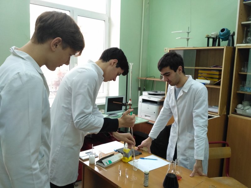 Студент VI курса Эльдар Магоммедов ведет практическую работу в школе №1862