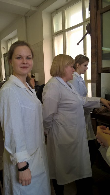 Студентка 6 курса Евгения Фатула ассистирует доценту Т.Б. Шаталовой // на практических занятиях с учащимися школы №171 на химическом факультете