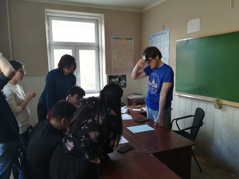 Студент 6 курса Константин Палагин // готовит команду учащихся ИРЯиК к викторине, // посвященной Периодической системе элементов Д.И. Менделеева