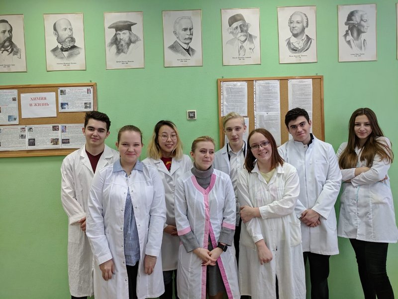 Студентка 6 курса Евгения Ондар и // старшеклассники школы №2065 в кабинете химии