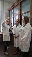 Студентка 6 курса Мария Лаврова // демонстрирует опыт учащимся школы №171