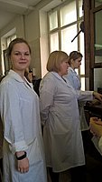 Студентка 6 курса Евгения Фатула ассистирует доценту Т.Б. Шаталовой // на практических занятиях с учащимися школы №171 на химическом факультете
