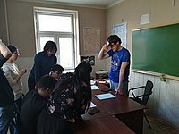 Студент 6 курса Константин Палагин // готовит команду учащихся ИРЯиК к викторине, // посвященной Периодической системе элементов Д.И. Менделеева