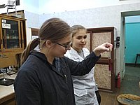Студентка 6 курса Ксения Брилинг // ведет практическое занятие со школьниками 7-8 классов // в «Школе юного химика» на химическом факультете