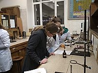 Студентка 6 курса Ксения Брилинг  // на практикуме со школьниками 7-8 классов («Школа юного химика»)