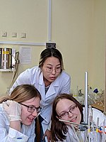 Студентка 6 курса Евгения Ондар // с учениками школы №2065 на практическом занятии