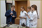 Студент V курса Максим Лаврин со школьниками в Центре испытаний, // сертификации и стандартизации функциональных материалов МГУ