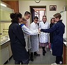 Студент V курса Максим Лаврин проводит экскурсию // для школьников в Центре испытаний, сертификации и стандартизации // функциональных материалов МГУ
